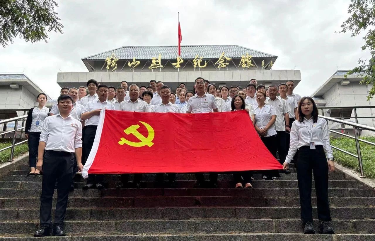 鞍勤集團(tuán)、公服集團(tuán)開展“憶初心、強(qiáng)黨性、轉(zhuǎn)作風(fēng)、建新功”慶“七·一”主題黨日活動